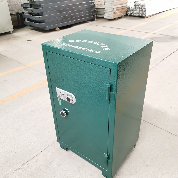 矿山爆破炸药箱包括箱门、前端连接有前插头的